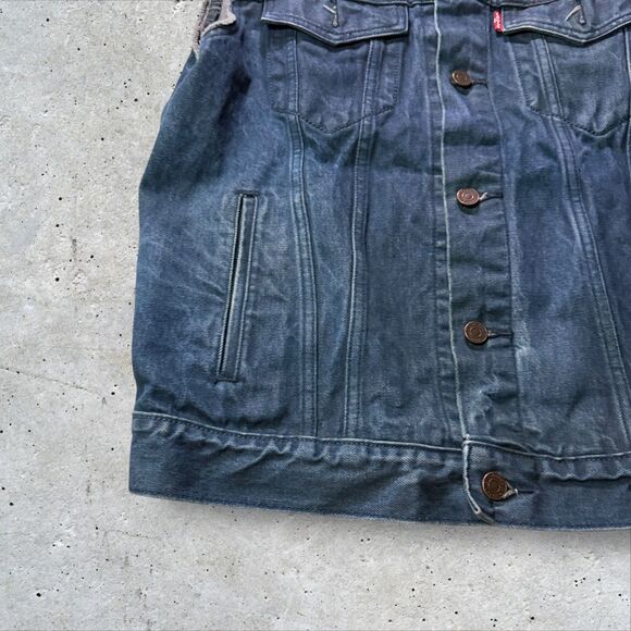 Levi’s Denim Vest Size M Men’s Blue Sleeveless Button Front Trucker Jean Jacket - Picture 5 of 11
